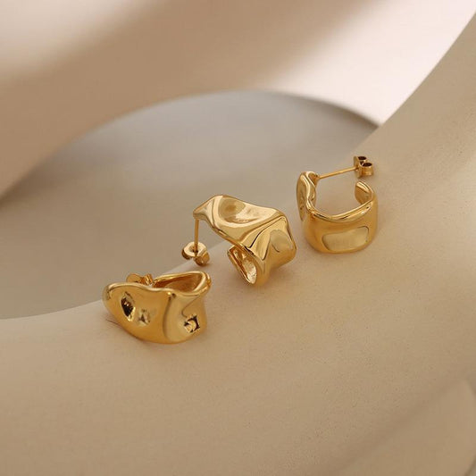 Molten curve earring in gold