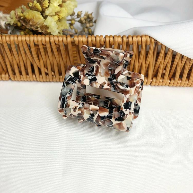 Mid size resin claw clip in brown, cream, black