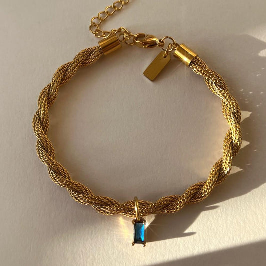 Twisted chain bracelet with royal blue pendant in gold